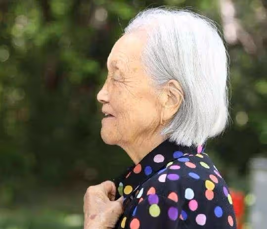 媽媽大壽告訴給孩子，大兒媳說不回來，小兒媳回來後竟大富大貴