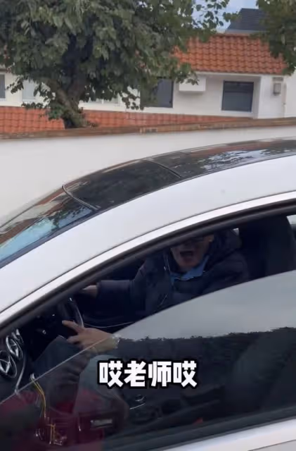 李國麟曬香港千萬半山豪宅!院中2輛豪車矚目,疑富三代生活優渥