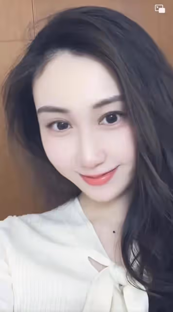 水均益29歲女兒新年曬美照!長腿細腰白到發光,是央視學霸太優秀
