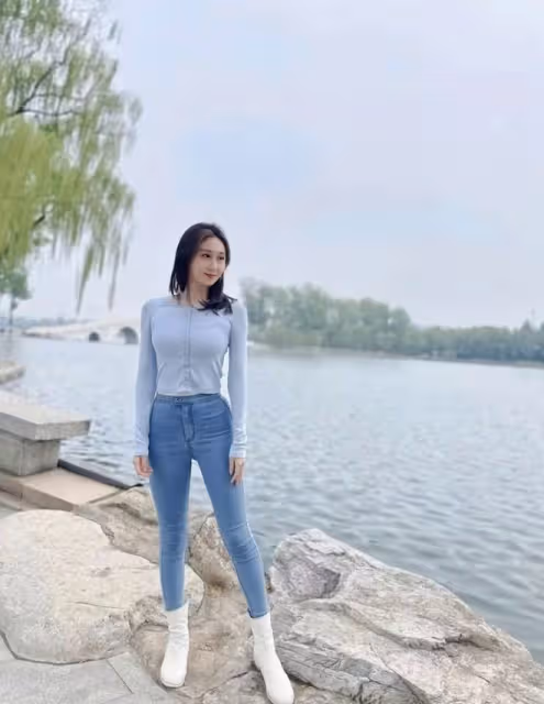水均益29歲女兒新年曬美照!長腿細腰白到發光,是央視學霸太優秀