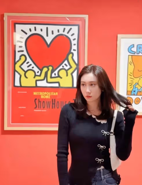 水均益29歲女兒新年曬美照!長腿細腰白到發光,是央視學霸太優秀