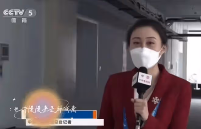 水均益29歲女兒新年曬美照!長腿細腰白到發光,是央視學霸太優秀