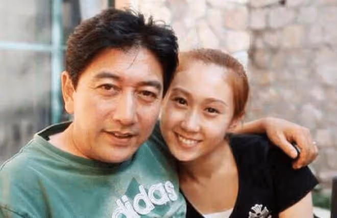 水均益29歲女兒新年曬美照!長腿細腰白到發光,是央視學霸太優秀