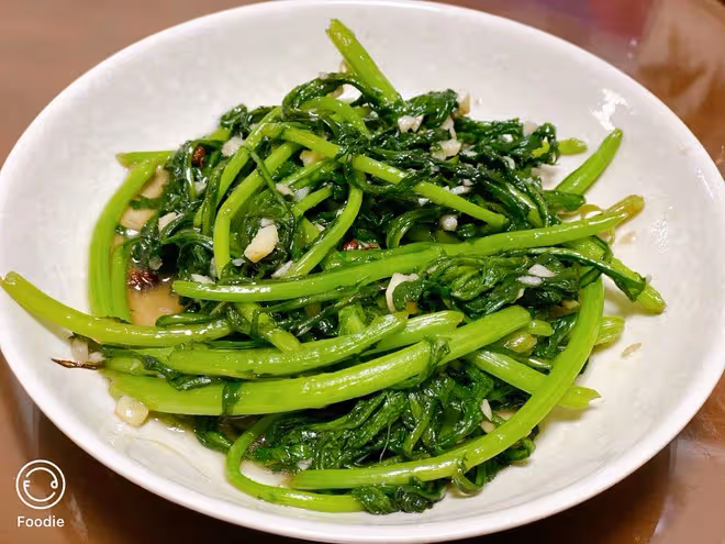 簡單實用的爆炒茼蒿（青菜）