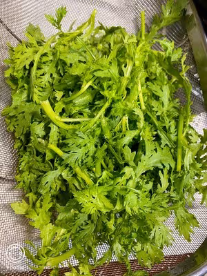 簡單實用的爆炒茼蒿（青菜）