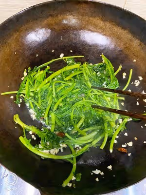 簡單實用的爆炒茼蒿（青菜）