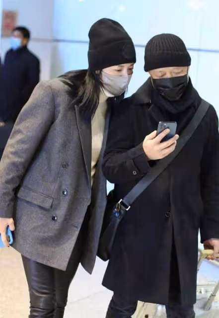 姚晨和老公現身機場,手挽手,與老公大秀恩愛