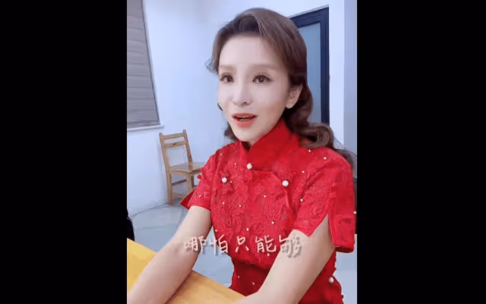 49歲朱迅曬美照!穿旗袍氣質端莊身材火辣,模樣大變差點認不出