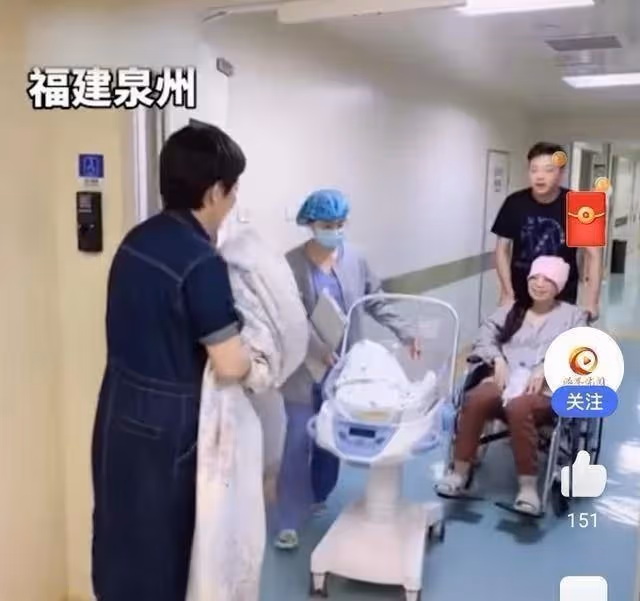 暖心婆婆！福建兒媳生完娃出產房，婆婆不看娃直奔兒媳為其蓋被子