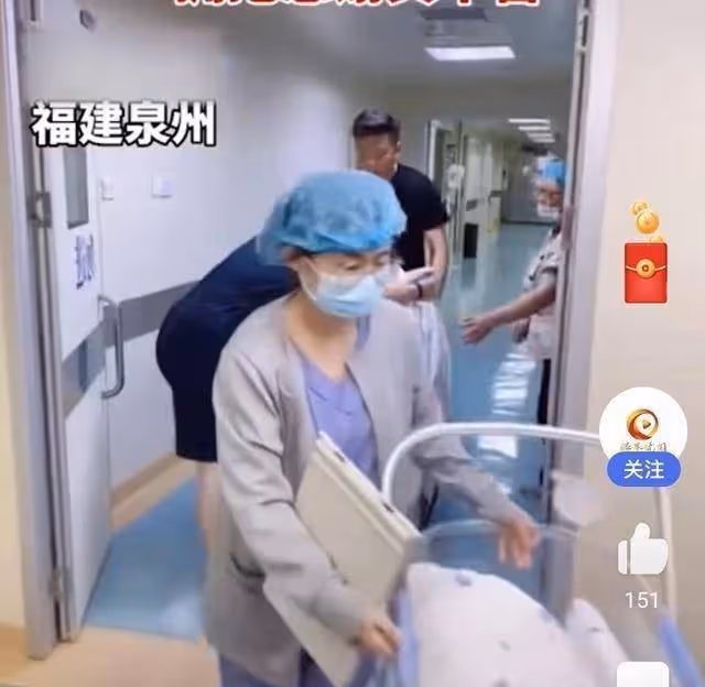 暖心婆婆！福建兒媳生完娃出產房，婆婆不看娃直奔兒媳為其蓋被子
