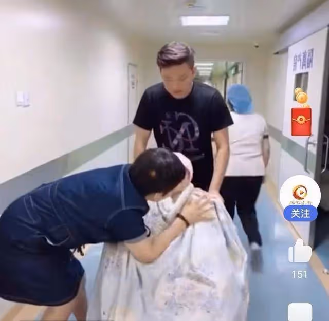 暖心婆婆！福建兒媳生完娃出產房，婆婆不看娃直奔兒媳為其蓋被子