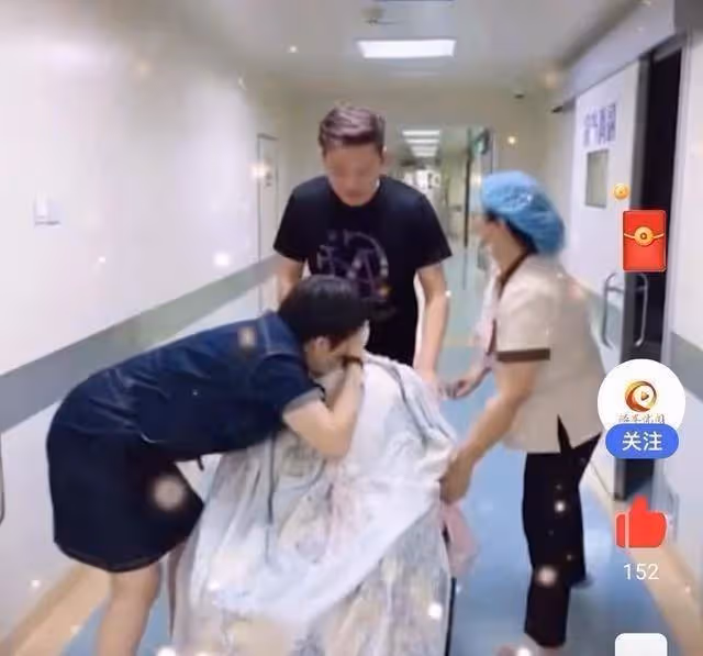 暖心婆婆！福建兒媳生完娃出產房，婆婆不看娃直奔兒媳為其蓋被子