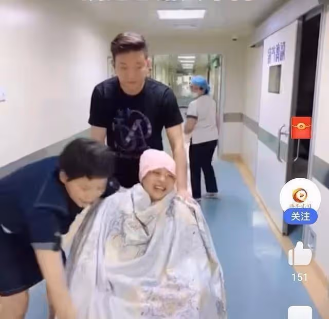 暖心婆婆!福建兒媳生完娃出產房,婆婆不看娃直奔兒媳為其蓋被子