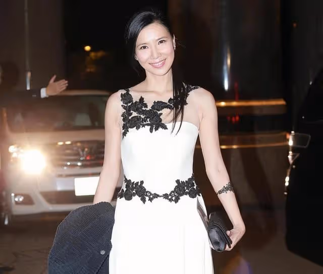 知名港星風韻猶存！因醜聞事業盡毀，與男友戀愛多年無結婚計劃