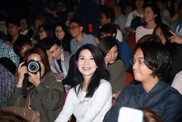 知名港星風韻猶存！因醜聞事業盡毀，與男友戀愛多年無結婚計劃
