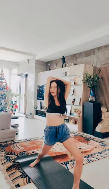 56歲溫碧霞穿弔帶短褲健身!纖腰長腿火辣似少女,豪宅內景罕曝光