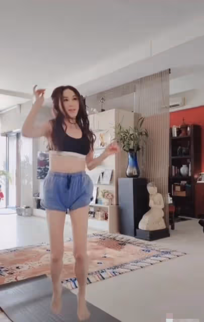 56歲溫碧霞穿弔帶短褲健身!纖腰長腿火辣似少女,豪宅內景罕曝光