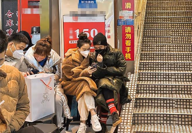 左小青排隊吃擼串,緊靠型男看手機顯親密,已跟大20歲富商離婚