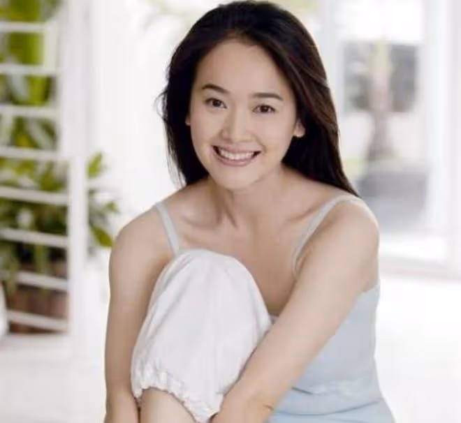 左小青排隊吃擼串,緊靠型男看手機顯親密,已跟大20歲富商離婚