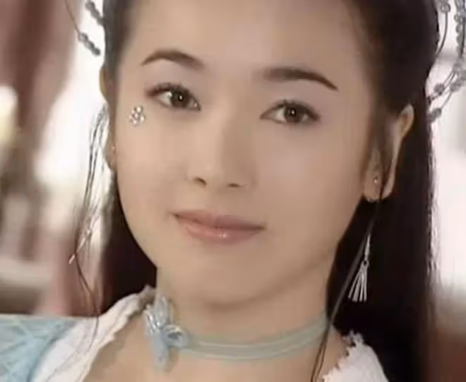 左小青排隊吃擼串,緊靠型男看手機顯親密,已跟大20歲富商離婚