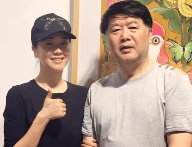 左小青排隊吃擼串,緊靠型男看手機顯親密,已跟大20歲富商離婚