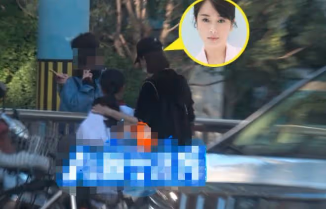 左小青排隊吃擼串,緊靠型男看手機顯親密,已跟大20歲富商離婚