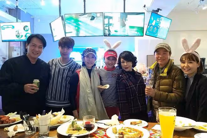 30位港星包下餐廳吃團年飯,喝到臉紅很盡興,57歲邵美琪凍齡有術