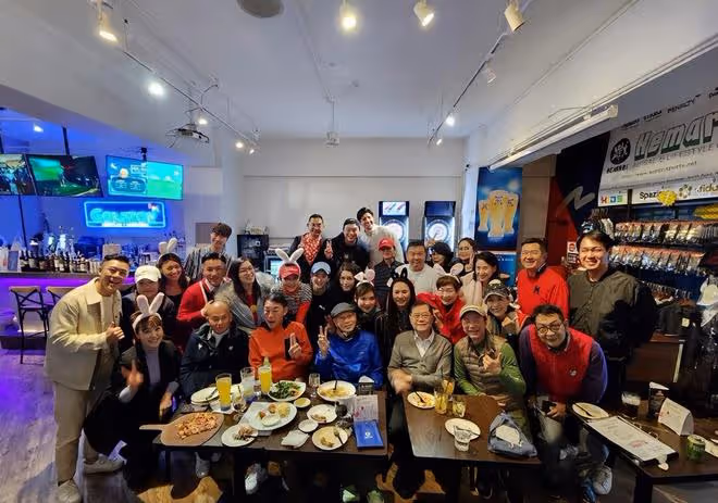30位港星包下餐廳吃團年飯,喝到臉紅很盡興,57歲邵美琪凍齡有術