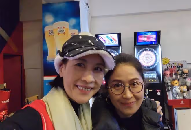 30位港星包下餐廳吃團年飯,喝到臉紅很盡興,57歲邵美琪凍齡有術
