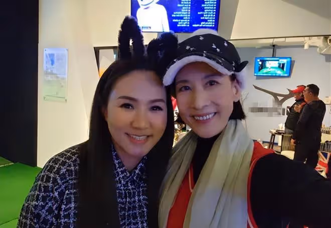 30位港星包下餐廳吃團年飯,喝到臉紅很盡興,57歲邵美琪凍齡有術