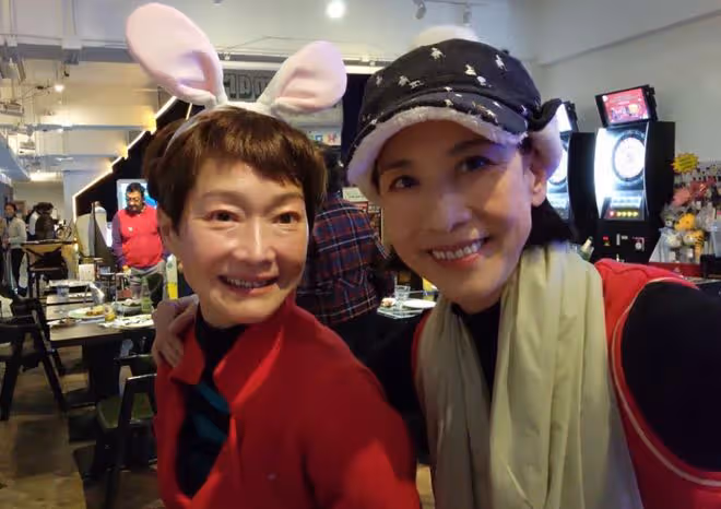 30位港星包下餐廳吃團年飯,喝到臉紅很盡興,57歲邵美琪凍齡有術