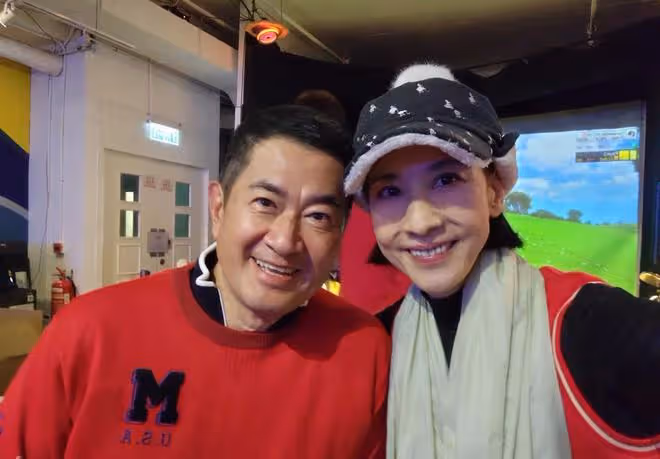 30位港星包下餐廳吃團年飯,喝到臉紅很盡興,57歲邵美琪凍齡有術