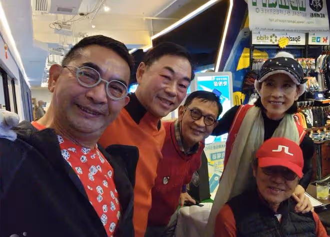 30位港星包下餐廳吃團年飯,喝到臉紅很盡興,57歲邵美琪凍齡有術