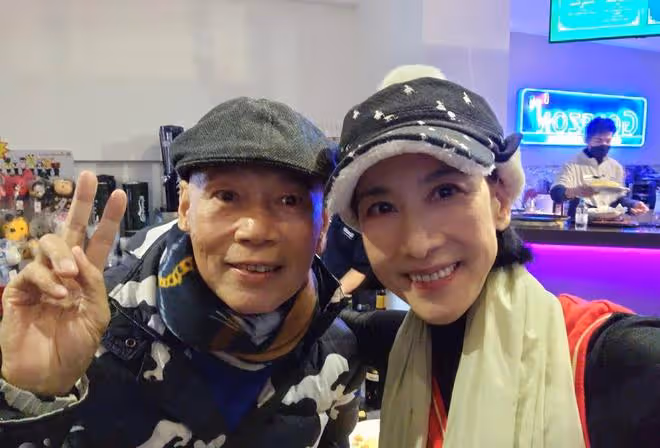 30位港星包下餐廳吃團年飯,喝到臉紅很盡興,57歲邵美琪凍齡有術
