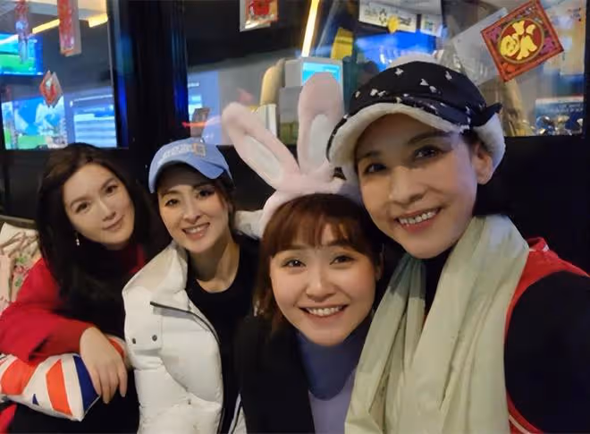 30位港星包下餐廳吃團年飯,喝到臉紅很盡興,57歲邵美琪凍齡有術