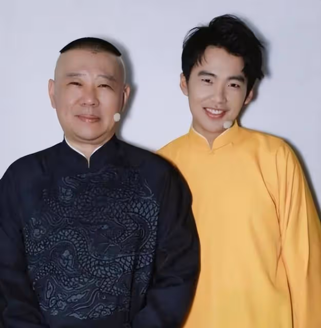 郭德綱50歲生日顯隆重!孟鶴堂送蟒袍張鶴艦喊爸爸,郭麒麟無表示