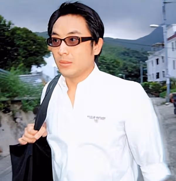 曝香港富豪周焯華被判刑18年,賠償高達近60億,妻子小三不見蹤影