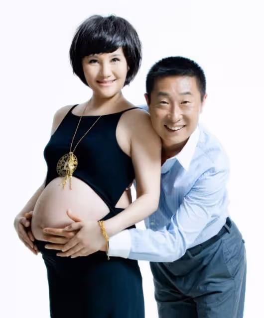 林永健：34歲閃婚周冬齊，20年被嘲摳門女婿，卻備受丈母娘疼愛