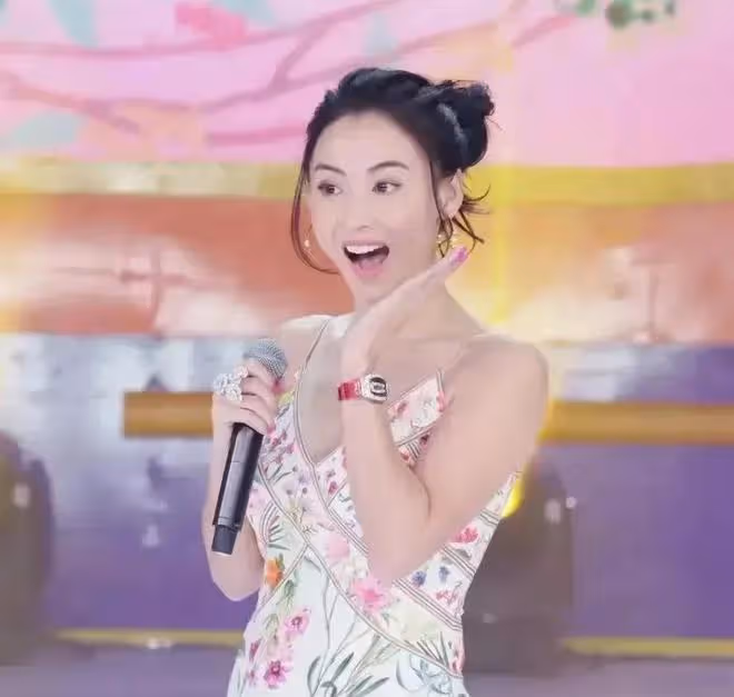 張柏芝身穿碎花裙端莊優雅！和旁邊的小鮮肉好般配，美出新高度