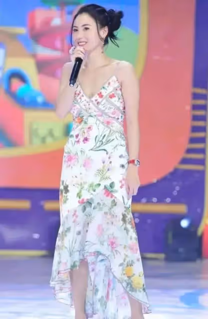 張柏芝身穿碎花裙端莊優雅！和旁邊的小鮮肉好般配，美出新高度