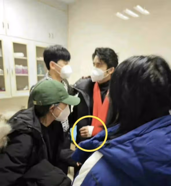 浙江衛視依舊不長腦子，張新成掰手腕骨折，導演吳彤有很大責任
