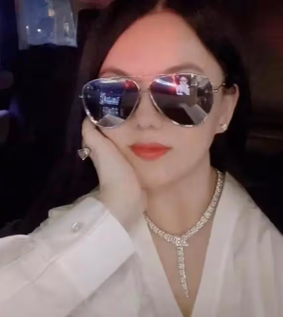 疑似王詩齡小號被扒，互動承認是本人，曬出八百萬豪車讓網友破防
