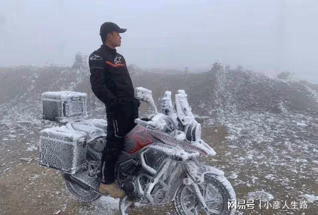 山東小伙摩旅進藏!在4000米海拔露營!沒想到一晚上摩托凍成冰雕