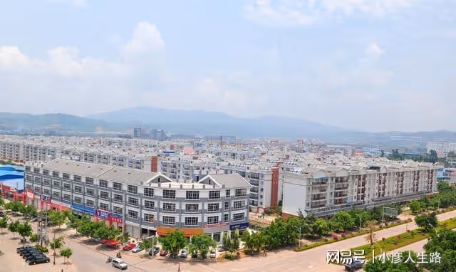 雲南這座小城,風景好,茶葉出名,與越南和寮國接壤,還緊挨緬甸