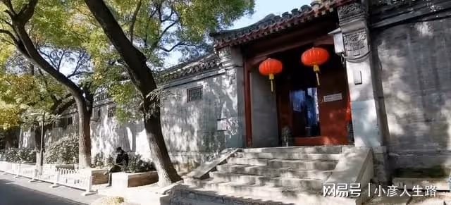 北京胡同裡面的四合院,亂搭亂建有些雜亂,曾是乾隆三兒子的家