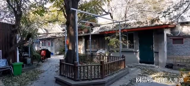 北京胡同裡面的四合院,亂搭亂建有些雜亂,曾是乾隆三兒子的家