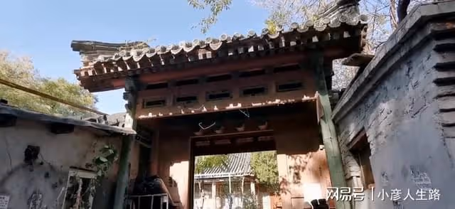北京胡同裡面的四合院,亂搭亂建有些雜亂,曾是乾隆三兒子的家