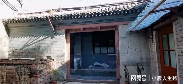 北京胡同裡面的四合院,亂搭亂建有些雜亂,曾是乾隆三兒子的家