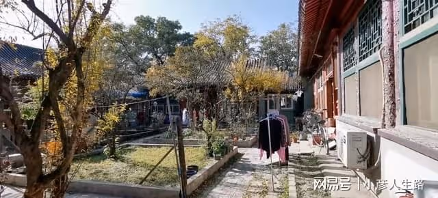 北京胡同裡面的四合院,亂搭亂建有些雜亂,曾是乾隆三兒子的家