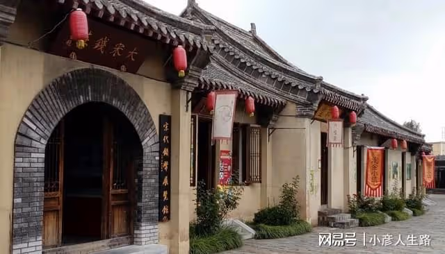在毛公山一處淘金小鎮，每月投放20萬黃金隨便撿，撿到就是你的